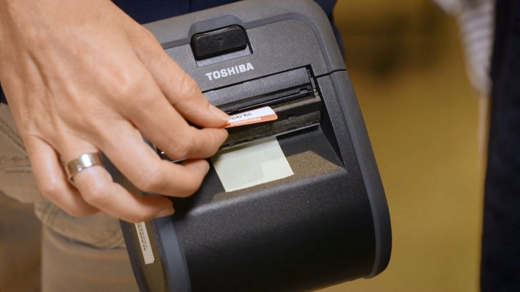 Sandlab Etikettendrucker druckt