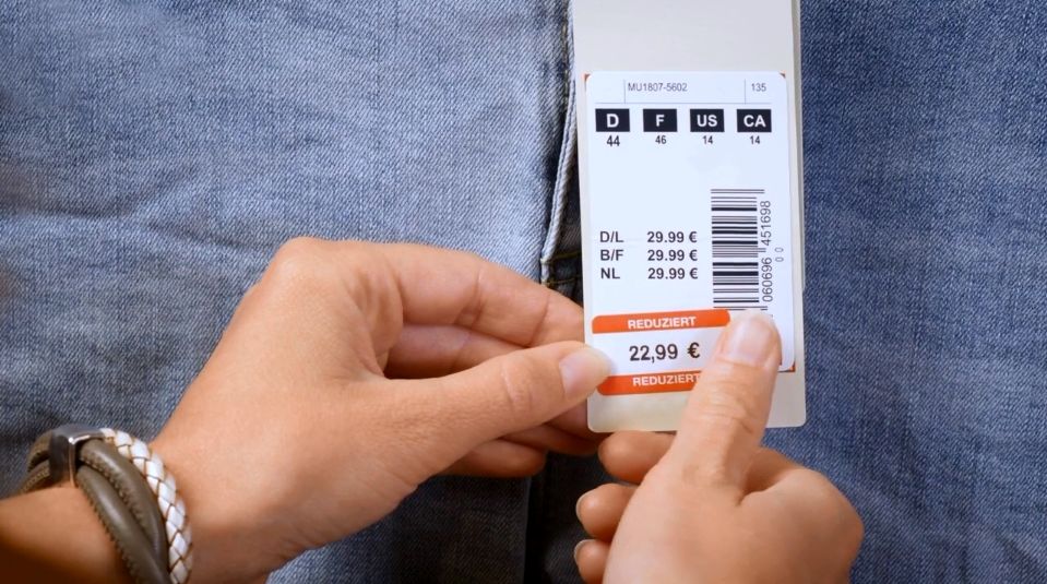 Sandlab Etikett auf Preisschild Sandlab Etikett auf Preisschild